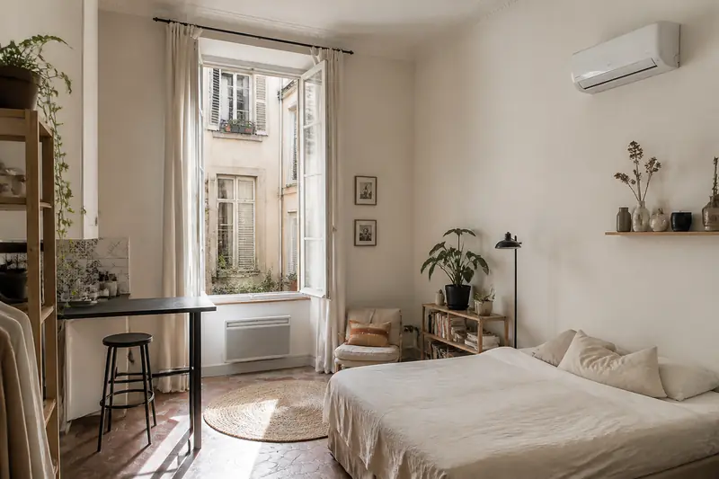 Petit appareil de climatisation réversible mural dans un studio d'un immeuble marseillais